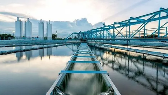 一些工业流程通过工艺处理，然后将水送回工厂使用。