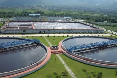 废水通过管道输送到化粪池或水处理厂。