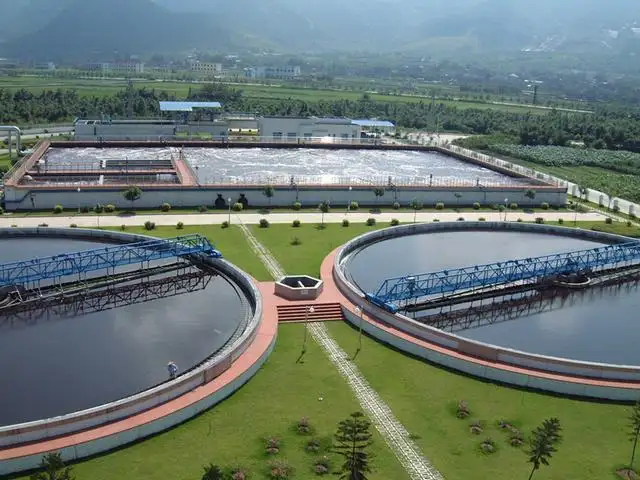 废水通过管道输送到化粪池或水处理厂。