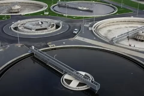 水处理专家可以在水处理厂进行检查。